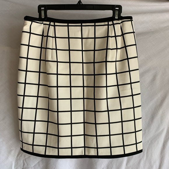 WHBM white/cream block skirt - size 8 - Picture 3 of 3